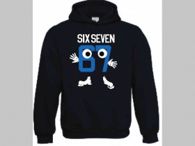 Six Seven 67 mikina s kapucou stiahnutelnou &scaron;n&uacute;rkami a klokankov&yacute;m vreckom vpredu